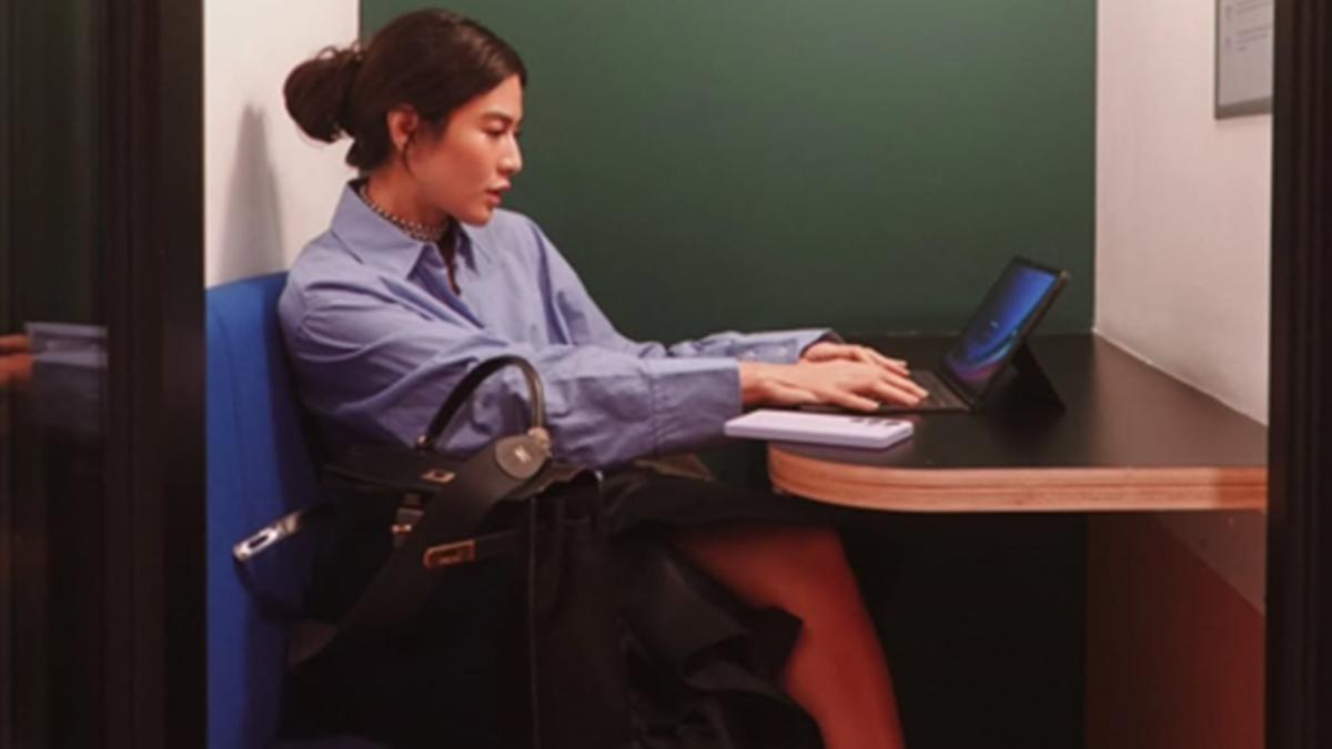 6 Inspirasi Outfit Baju Kantor Ala Dian Sastrowardoyo, Elegan dan Profesional