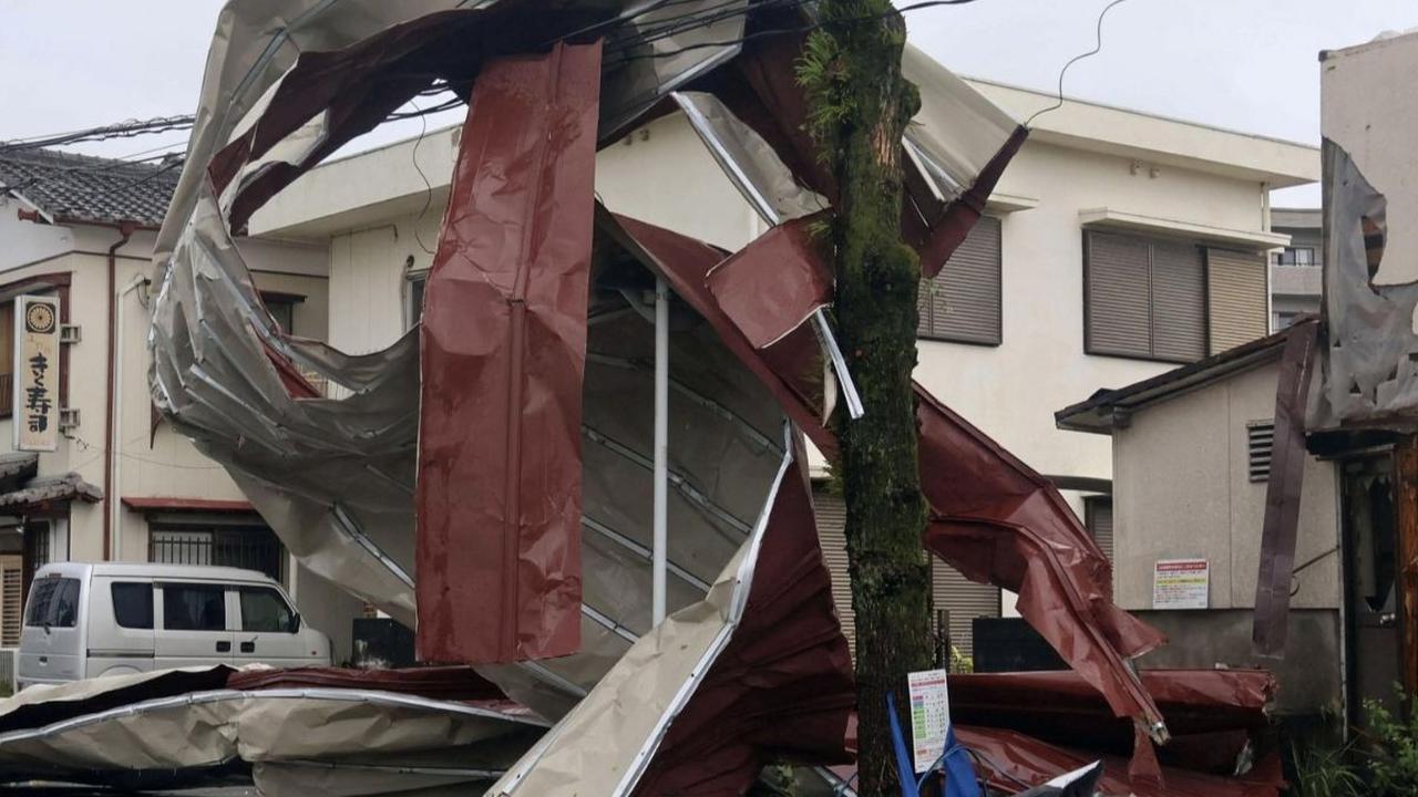 Bencana alam ini menyebabkan hujan lebat, angin kencang dan juga banjir sehingga mengakibatkan dampak gangguan yang menyeluruh di seluruh wilayah barat Jepang. Foto: Kyodo via REUTERS