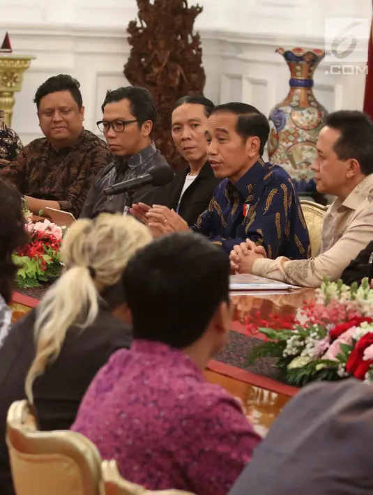 Presiden Jokowi berdialog dengan puluhan artis dan musisi papan atas Tanah Air di Istana Merdeka, Jakarta, Kamis (22/3). Musisi yang hadir di antaranya Bunga Citra Lestari, Bimbim, Glenn Fredly, dan Erwin Gutawa. (Liputan6.com/Angga Yuniar)