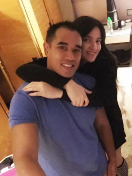 Romantisnya potret keluarga kecil Nia dan Ardie Bakrie. Tak lupa juga Nia memanfaatkan liburannya bersama sang suami. (viainstagram@ramadhaniabakrie/Bintang.com)