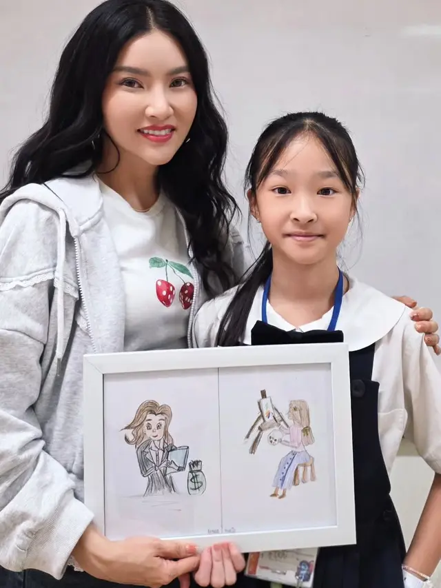 Sarwendah saat hadir di acara anaknya di sekolah. [@sarwendah29]