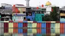 Petugas Penanganan Prasarana dan Sarana Umum (PPSU) mengecat rumah warga yang berada di pinggir Danau Sunter Jakarta, Kamis (22/3). (Liputan6.com/Arya Manggala)