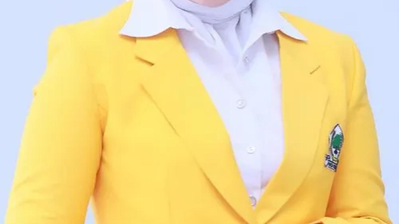 Memadukan jas berwarna kuning khas Partai Golkar, kerudung serta kemeja putih, Atalia berpose percaya diri dalam foto-foto itu.