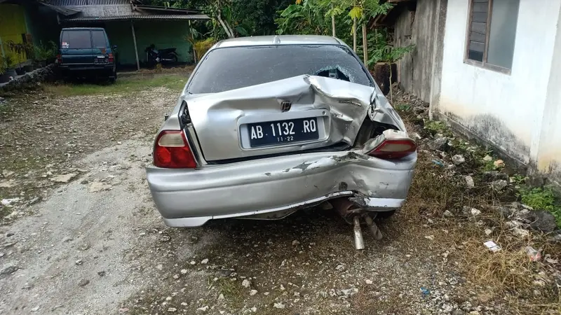 Mobil sedang Honda Accor mundur dengan kecepatan tinggi dan menabrak pemotor, di Jalan Wonosari-Jogja, Gunungkidul. (Foto: Liputan6.com/Hendro Ary Wibowo)