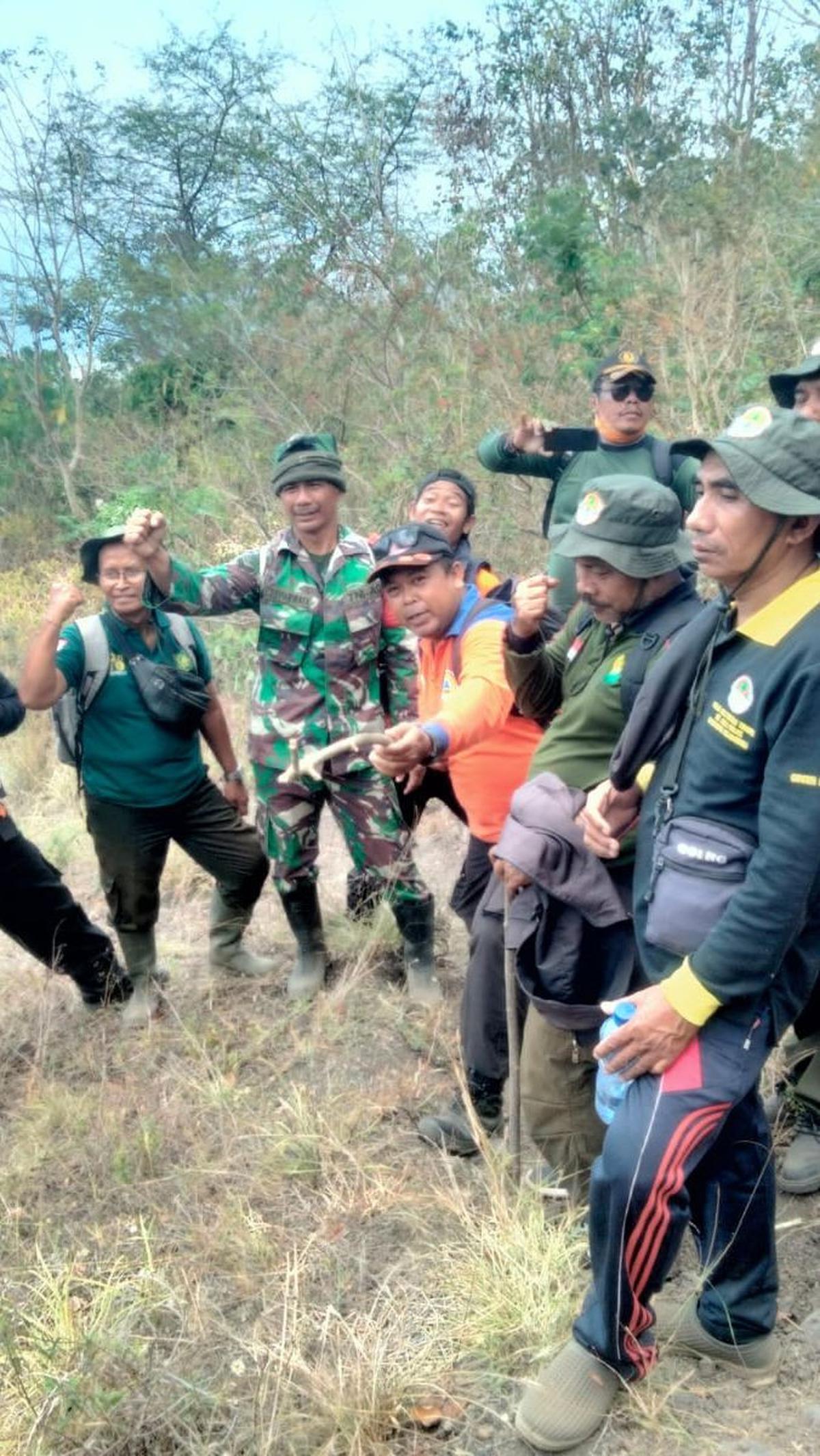Diduga, kemunculan api itu karena kencangnya angin yang bertiup sehingga bara kembali menyala menjadi kobaran api.