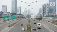 Kendaraan melintasi ruas jalan tol di Jakarta, Minggu (10/5/2020). Kepala Badan Pengatur Jalan Tol Danang Parikesit mengatakan, penurunan lalu lintas harian rata-rata (LHR) kendaraan jalan tol selama PSBB di DKI, Jawa Barat dan Banten berkisar 42 persen - 60 persen. (Liputan6.com/Immanuel Antonius)