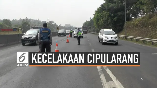 Polisi melakukan olah TKP kecelakaan maut di KM 91 tol Cipularang hari Selasa (3/9/2019). Arus kendaraan di tol dari arah Bandung menuju Jakarta dialihkan ke jalan arteri.