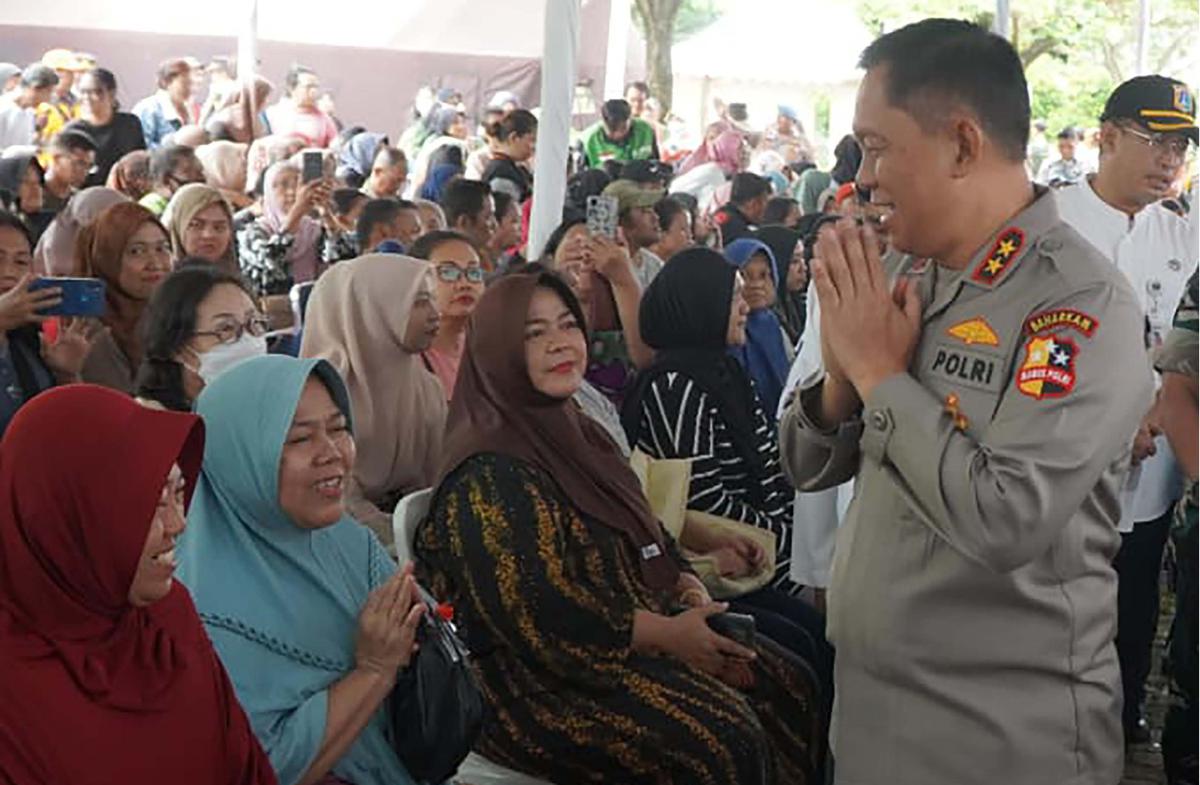 FOTO: Polri Gelar Pasar Murah, 20 Ton Beras Ludes Diserbu Warga