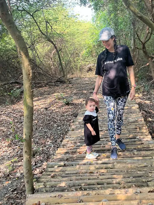 "Djiwa, #seasoldierjunior , berkenalan kembali sama mangrove, belajar pelan-pelan tapi pasti," tulis Nadine membagikan beberapa fotonya. [Instagram/nadinelist]
