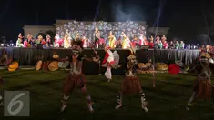 Penari menampilkan tarian khas daerah Papua saat pagelaran "Nusantara Berdendang", Jakarta, Jumat (28/10). Acara ini dihadiri Presiden Jokowi, Wapres Jusuf Kalla dan sejumlah Menteri Kabinet Kerja. (Liputan6.com/Faizal Fanani)