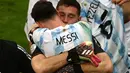 Kapten Timnas Argentina, Lionel Messi, melayangkan pujian selangit kepada kiper Emiliano Martinez yang tampil apik pada semifinal Copa America 2021. Menurut Messi, Emiliano Martinez layak mendapatkan pujian karena menjadi pahlawan La Albiceleste. (Foto: AFP/Evaristo Sa)