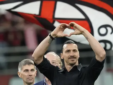 Pemain AC Milan, Zlatan Ibrahimovic, memberikan isyarat cinta kepada ribuan suporter setelah memberikan pidato perpisahannya dari dunia sepakbola di San Siro, Senin (5/6/2023) dini hari WIB. (AP Photo/Antonio Calanni)