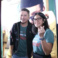 Dian Sastro Wardoyo dan Gading Marten di film Guru-Guru Gokil. (Daniel Kampua/Fimela.com)