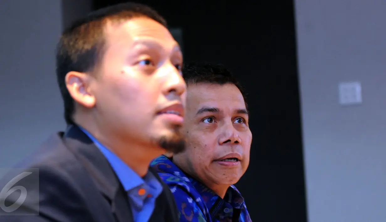 Wakil Ketua Umum PSSI, Hinca Panjaitan (kanan) menyimak pertanyaan saat memberikan keterangan di Jakarta, Senin (16/5/2016). PSSI akan segera berkoordinasi untuk kembali menjalankan roda organisasi. (Liputan6.com/Helmi Fithriansyah)