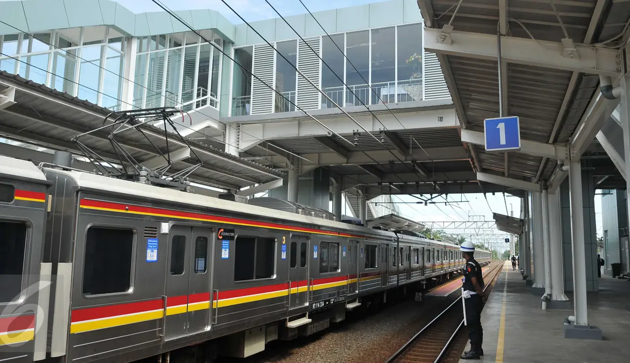 Petugas mengamati kereta yang berjalan di Stasiun Maja, Lebak, Banten, Rabu (11/5). Hari ini, Direktorat Jenderal Perkeretaapian Kementerian Perhubungan meresmikan tiga stasiun, salah satunya Stasiun Maja, Lebak. (Liputan6.com/Gempur M Surya)
