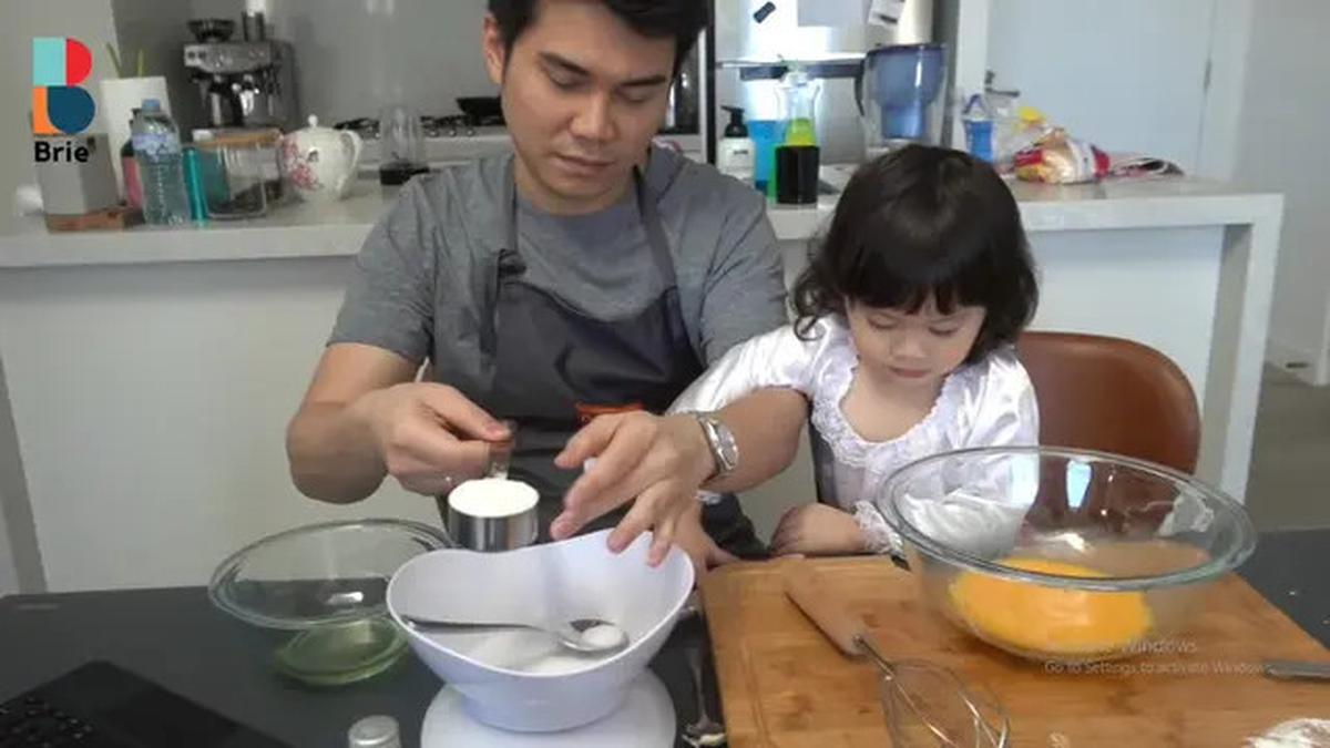9 Potret Dapur Rumah Acha Septriasa di Australia, Terasa Homey dengan Nuansa Putih