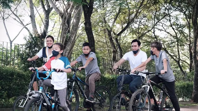 6 Potret Kebersamaan Keluarga Darius Sinathrya dan Donna saat 'Di Rumah Aja'