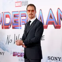 Aktor Benedict Cumberbatch tampil gagah dengan black suits dan arloji mewah di premier film Spider-Man: No Way Home. (dok/Jaeger-Lecoultre).