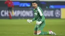 Penjaga gawang Villarreal Geronimo Rulli berselebrasi setelah timnya mengalahkan Atalanta pada pertandingan Grup F Liga Champions di Bergamo, Italia, Jumat (1/12/2021). Villarreal berhak melaju ke 16 besar Liga Champions menemani Manchester United selaku juara grup. (Spada/LaPresse via AP)