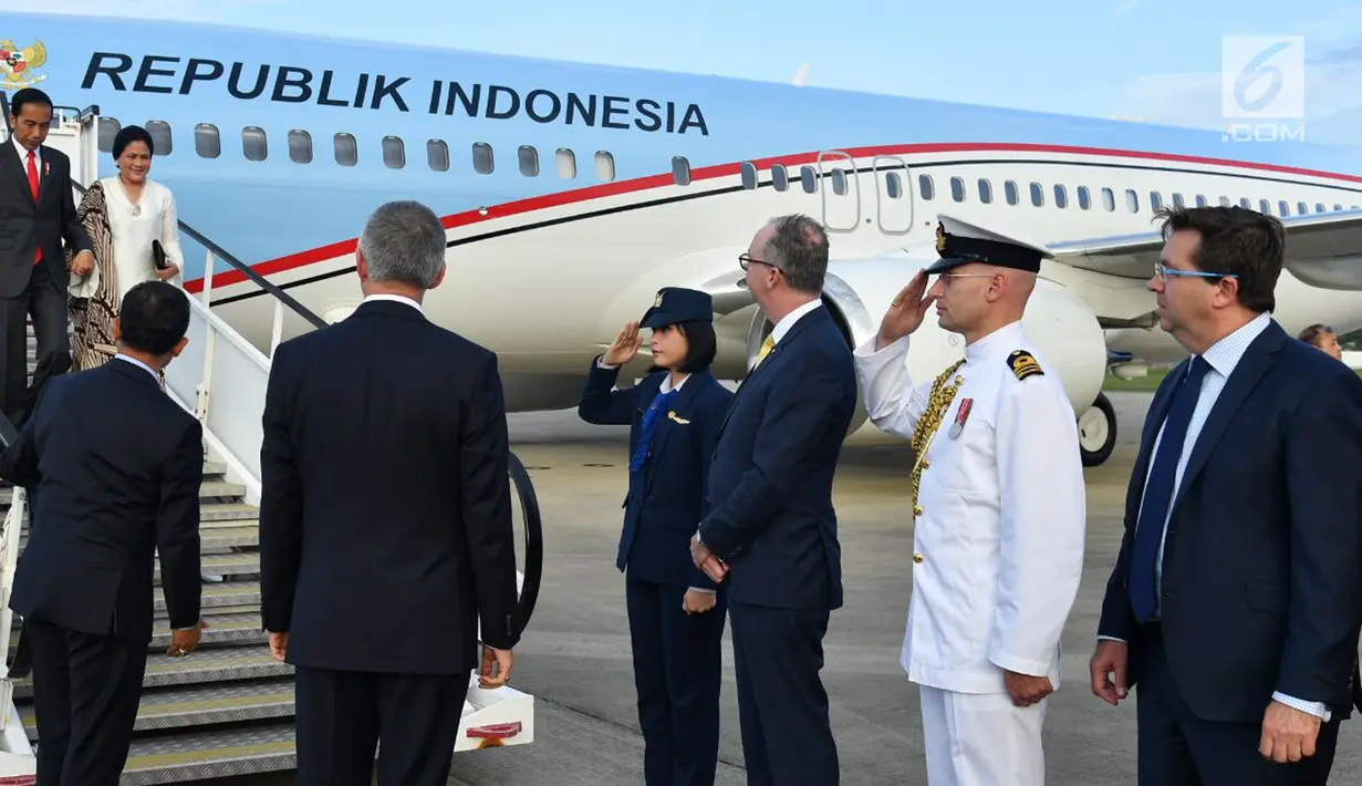 Presiden Joko Widodo atau Jokowi dan Ibu Negara Iriana Jokowi tiba di Sydney, Australia, Jumat (16/3). Kedatangan Jokowi kali ini untuk menghadiri ASEAN-Australia Special Summit 2018. (Liputan6.com/Pool/Biro Pers Setpres)