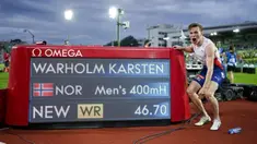 Pelari Norwegia Karsten Warholm melakukan selebrasi di depan papan skor usai memenangkan ajang Diamond League di Oslo, Norwegia, Kamis (1/7/2021). Karsten Warholm memecahkan rekor dunia lari gawang 400 meter putra dengan torehan waktu 46,70 detik. (Fredrik Hagen, NTB via AP)