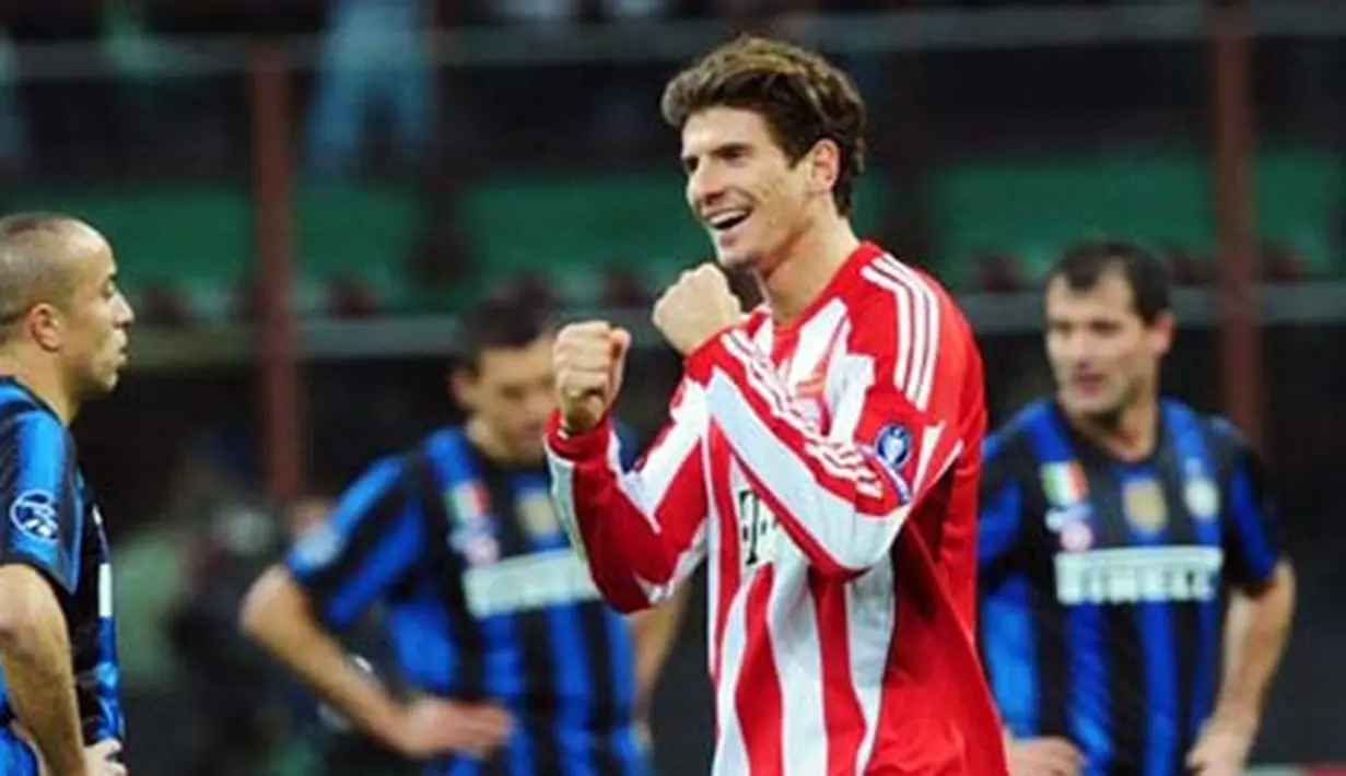 Striker Bayern Muenchen Mario Gomez meluapkan kegembiraannya setelah mencetak gol penentu kemenangan atas Inter Milan pada leg pertama babak 16 besar Liga Champions di Stadio Giuseppe Meazza, 23 Februari 2011. AFP PHOTO/GIUSEPPE CACACE