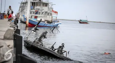 Kondisi bangkai Kapal Zahro Express di pelabuhan Muara Angke, Jakarta, Selasa (3/1). Komite Nasional Keselamatan Transportasi (KNKT) rencananya akan meneliti bangkai tersebut yang hingga kini belum diangkat dari laut. (Liputan6.com/Faizal Fanani)