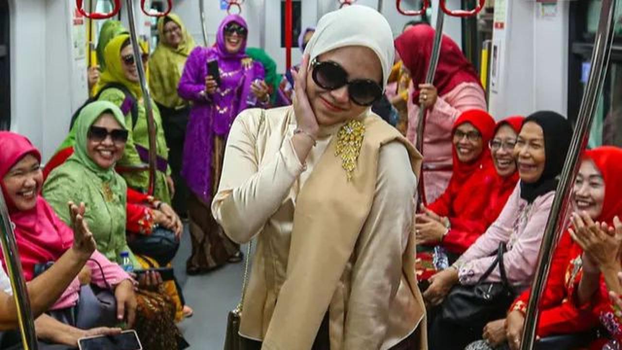 Aksi ini dilakukan sepanjang rute LRT Jakarta, dari Stasiun Velodrome hingga ke Pegangsaan Dua. (Liputan6.com/Angga Yuniar)