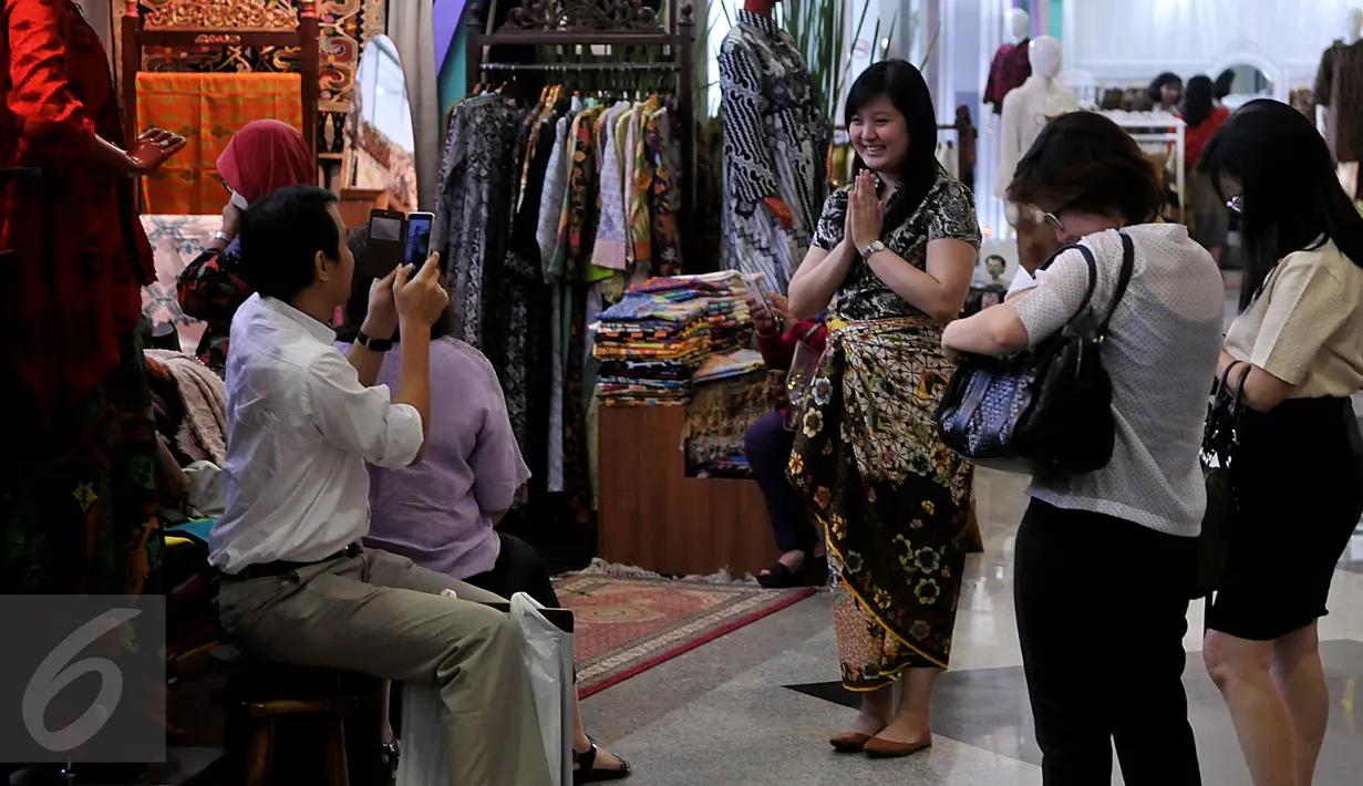 Pengunjung berfoto memakai batik di salah satu stand pameran Produk Fashion dan Craft Indonesia, di JCC, Jakarta, Selasa (26/8/2015).  Pameran yang berlangsung hingga 30 Agustus 2015 itu diikuti 206 peserta dari berbagai kota. (Liutan6.com/Johan Tallo)