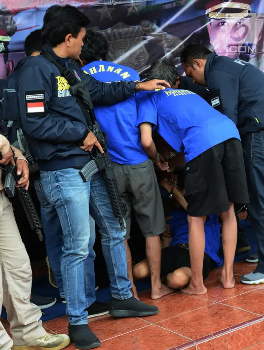 Tiga tersangka perkara kasus pengedaran narkoba jenis shabu dan psikotopika golongan IV serta obat daftar G pada sebuah sekolah berinisial AN, DL, CP dihadirkan saat rilis di Polres Jakarta Barat, Selasa (15/1). (Merdeka.com/Imam Buhori)