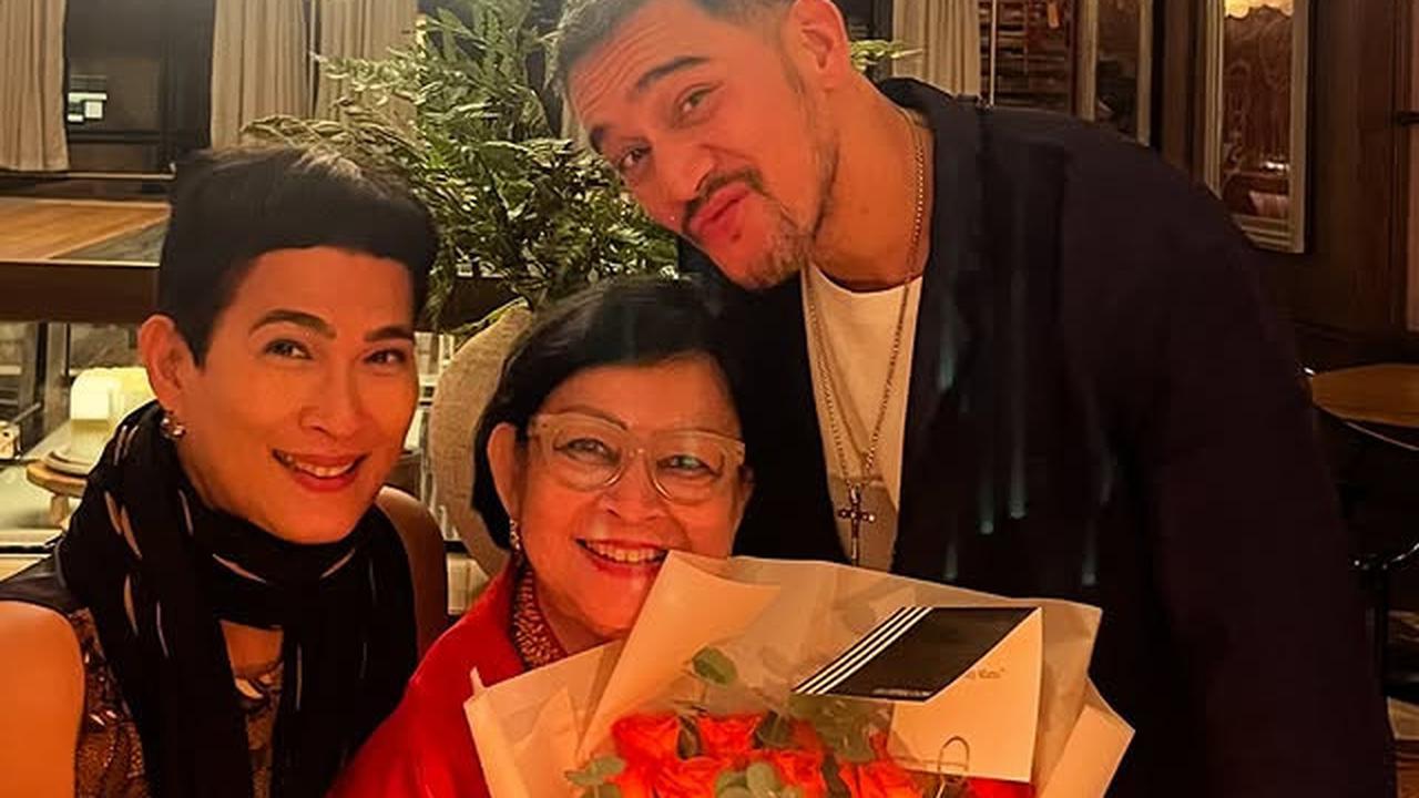 7 Potret Terbaru Oscar Lawalata yang Kini Ubah Nama Jadi Asha Smara Darra di Perayaan Ultah sang Ibu