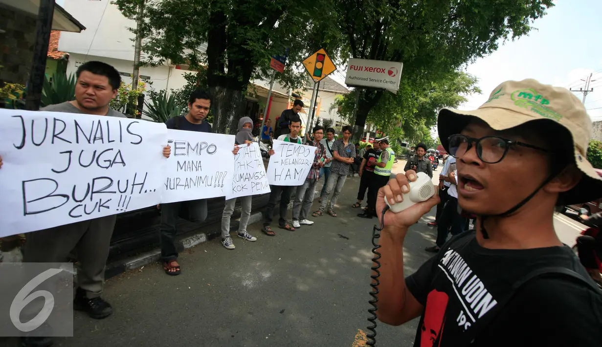 Aksi jurnalis dari AJI Yogyakarta saat berunjukrasa di depan Kantor Tempo Biro Jateng-Yogyakarta, (26/2). Aksi di gelar sebagai bentuk solidaritas atas atas pemecatan koresponden Tempo di Jayapura. (Liputan6.com/Boy Harjanto)