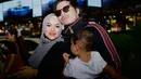 Dalam agenda liburan mereka ke Thailand, Atta Halilintar, Aurel Hermansyah, bersama dua anaknya pun terlihat kembali tampil dengan gaya fashion serasi. [@attahalilintar].