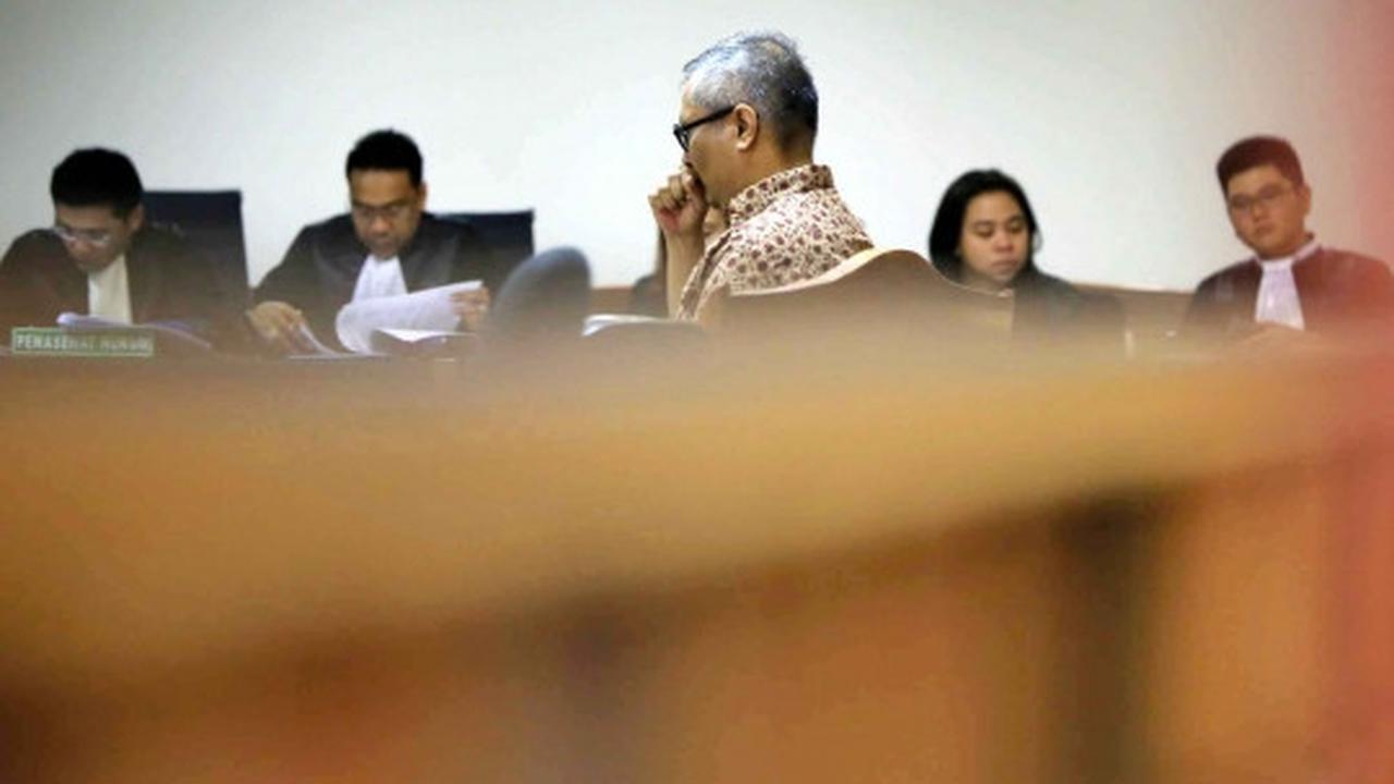 Sidang perdana Alex Usman terkait korupsi UPS