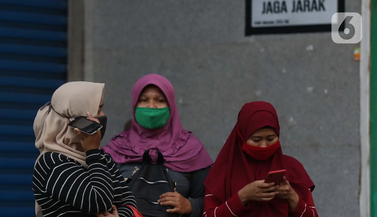 Warga berdiri di sekitar kawasan Pasar Blok A Tanah Abang, Jakarta, Selasa (1/9/2020). Hingga Selasa (1/9). jumlah kasus aktif COVID-19 di Jakarta mencapai 8.764 orang (yang masih dirawat/isolasi mandiri). Dan jumlah kasus konfirmasi secara total sebanyak 41.250. (Liputan6.com/Helmi Fithriansyah)