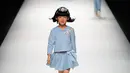 Seorang model anak berjalan di atas catwalk membawakan karya desainer Amelie Wang pada China Fashion Week di Beijing,  31 Oktober 2017. (AP Photo/Andy Wong)