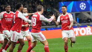 Pemain Arsenal, Gabriel Jesus (kanan), merayakan gol bersama rekan setimnya dalam pertandingan fase liga Liga Champions melawan Inter Milan di Giuseppe Meazza, Italia, Rabu (21/1/2026). (AP Photo/Luca Bruno)