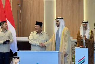 Presiden Prabowo Subianto berjabat tangan dengan Presiden Uni Emirat Arab (UEA), Sheikh Mohamed bin Zayed Al Nahyan (MBZ) (Lizsa Egeham/Liputan6.com)