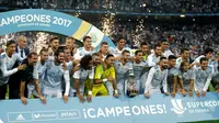 Real Madrid berhasil meraih trofi Piala Super Eropa 2017 setelah unggul agregat 5-1 atas Barcelona. (AP Photo/Francisco Seco)