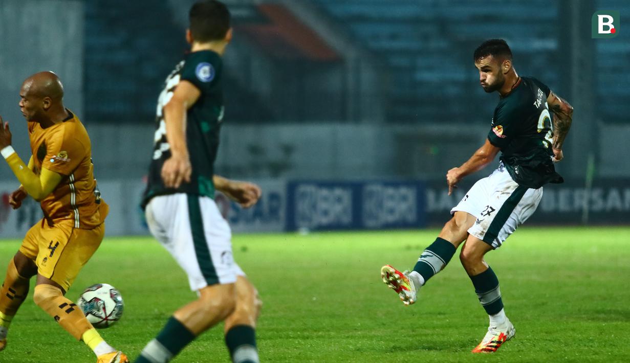 Pemain Persikabo 1973, Danin Talovic (kanan) melepaskan tendangan yang berusaha diblok pemain Bhayangkara FC, Anderson Salles dalam laga pekan ke-10 BRI Liga 1 2021/2022 di Stadion Moch. Soebroto, Magelang, Minggu (31/10/2021). (Bola.com/Nandang Permana)