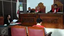Suasana sidang perdana Hengki Kawilarang dengan agenda pembacaan dakwaan di PN Jakarta Selatan, Senin (22/6/2015). Hengki diduga telah menggelapkan uang sebesar Rp 1,6 miliar milik Jeng Ana. (Liputan6.com/Panji Diksana)