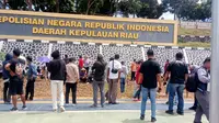 Puluhan warga Rempang yang menolak relokasi untuk proyek strategis nasional (PSN) Rempang Eco City menggelar aksi unjuk rasa, di Markas Komando Polda Kepulauan Riau (Kepri), Nongsa, Batam. (Liputan6.com/ Ajang Nurdin)