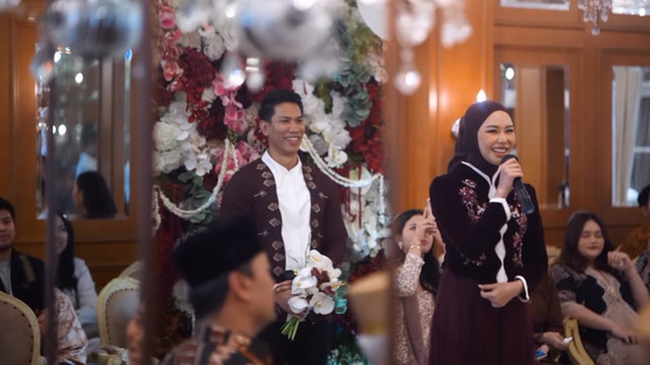 7 Penampilan Menawah Dara Arafah di Momen Manis Lamaran, Nuansa Burgundy Beri Kesan Elegan