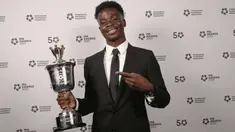 Professional Footballers Association (PFA) alias Asosiasi Pesepak Bola Profesional secara rutin telah meberikan penghargaan kepada para individu terbaik di Liga Inggris sejak musim 1973/1974 saat kasta tertinggi Liga Inggris masih berlabel first division. Salah satu penghargaan bergengsi tersebut adalah PFA Young Player of the Year yang diberikan kepada para pemain muda yang tampil apik bersama klubnya dalam satu musim kompetisi Liga Inggris. Arsenal menjadi salah satu tim dengan raihan gelar PFA Young Player of the Year terbanyak, yaitu sebanyak 6 kali. Dua gelar diraih oleh Tony Adams dan Paul Merson sebelum dimulainya era Premier League pada 1992/1993. Lalu siapa saja 4 pemain The Gunners yang meraihnya setelah era Premer League? Ini dia daftar lengapnya. (arsenal.com)