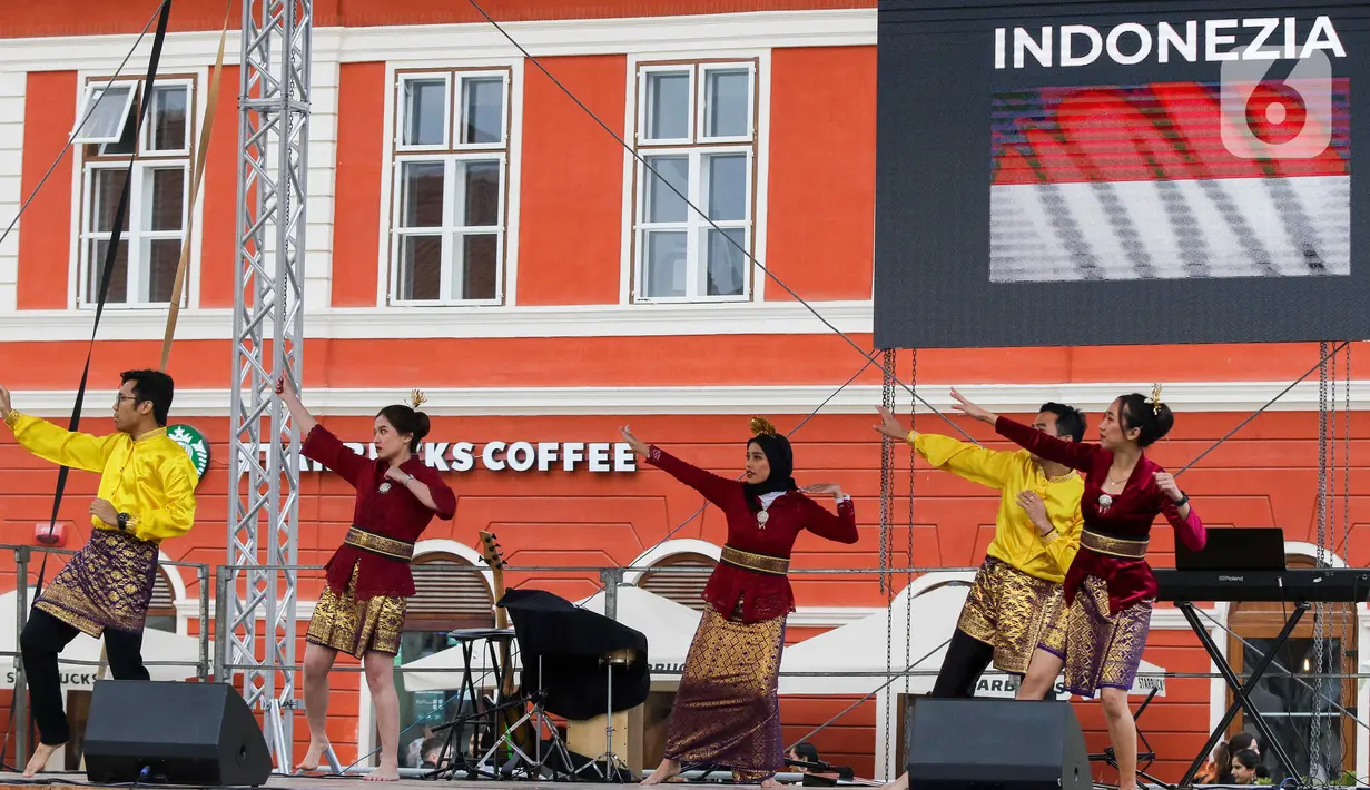 Indonesia menampilkan tarian daerah Tanah Air yaitu Saman dari Provinsi Aceh, Gemu Famire, dan tarian medley Wonderland Indonesia. (Liputan6.com/Herman Zakharia)