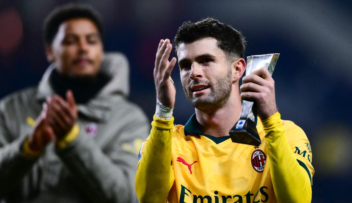 Christian Pulisic menjadi pemain terbaik berkat mencetak dua gol penentu di babak kedua yang memastikan Rossoneri pulang dengan kemenangan 3-2. (AFP/Marco Bertorello)