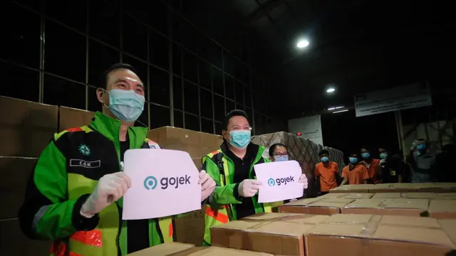 Komisaris Utama Gojek Garibaldi Thohir (kanan) dan Chief Operations Officer Gojek Hans Patuwo (kiri) menyambut kedatangan impor masker untuk disediakan kepada para mitra driver dan tenaga medis Indonesia di Bandara Soekarno Hatta, Jakarta (1/4).