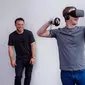 Mark Zuckerberg menggunakan Oculus Rift (sumber : techcrunch.com)