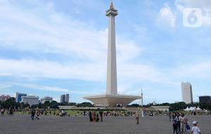 Akses transportasi yang mudah dan murah menjadikan kawasan wisata Monumen Nasional (Monas) menjadi pilihan warga bersama keluarga untuk berwisata. (Liputan6.com/Herman Zakharia)
