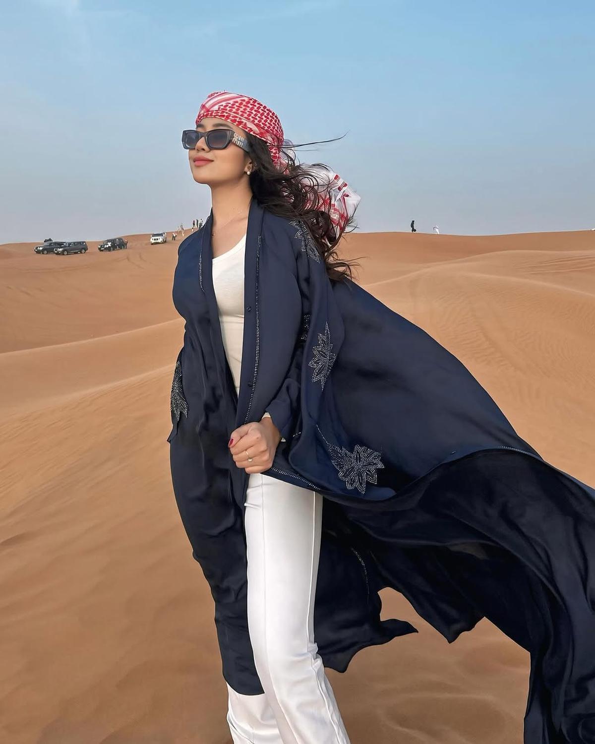 5 Potret Mayang Lucyana saat Liburan di Gurun Pasir Dubai
